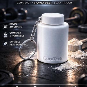 Puede incluir: Llavero con estuche para cuchara de proteína blanco. El recipiente compacto y portátil contiene 30 gramos y está hecho de material PETG duradero. Texto "30g PROTEIN SCOOP CASE KEYCHAIN". Dimensiones: 47 x 47 x 54 mm.