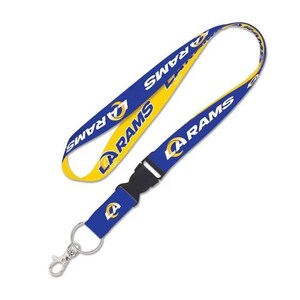 Könnte beinhalten: Ein blau-gelbes Schlüsselband mit dem Aufdruck "LA RAMS". Das Schlüsselband hat einen schwarzen Kunststoffverschluss und einen silberfarbenen Metallclip. Das Design zeigt das Logo des Teams.