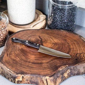 Soporte para pastel de bodas y tabla de cortar hechos de mezquite, un regalo muy único para bodas, jubilación o centro de mesa de cocina.