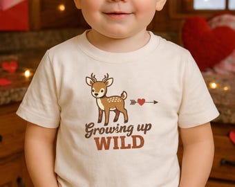 Camiseta infantil "Creciendo salvaje": camiseta infantil con ciervo del bosque, atuendo rústico para San Valentín, camiseta gráfica infantil neutra