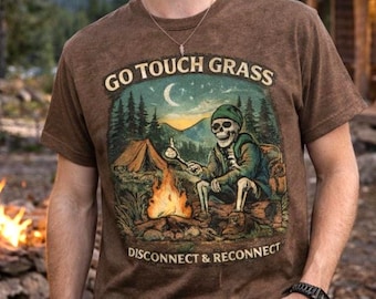 Camiseta divertida de gamer con gráficos de "Toca la hierba" en la vida real, humor gamer, senderismo y camping.