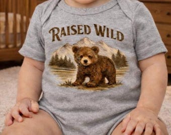 Body de bebé niño "Raised Wild", mono de bebé "Woodland Bear", conjunto rústico de montaña, ropa de bebé para actividades al aire libre, regalo de aventura para bebé
