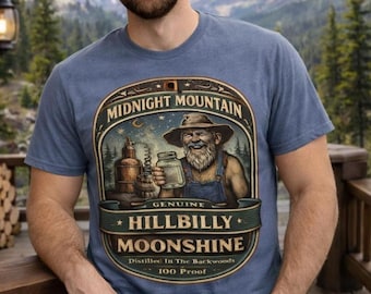 Camiseta de aguardiente campestre de Midnight Mountain, divertida, de destilería Backwoods, humor campestre y rústica de montaña.