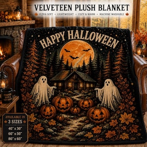 Peut inclure: Une couverture en velours noir avec une scène d'Halloween montrant une pleine lune, une cabane, deux fantômes et des citrouilles. Le texte indique HAPPY HALLOWEEN. Disponible en 102 cm par 76 cm, 152 cm par 127 cm et 203 cm par 152 cm.