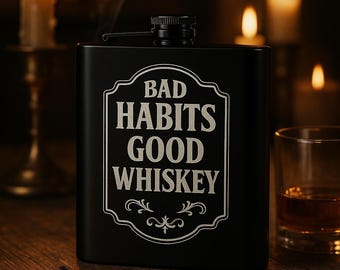 Petaca de whisky «Malos hábitos, buenos» – Petaca negra mate grabada con láser para amantes del whisky, padrinos de boda o como regalo perfecto para un bar.