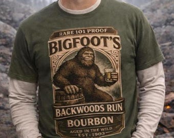 Camiseta de bourbon de Pie Grande, divertida camiseta de whisky de Sasquatch, camiseta de bourbon de los bosques, camiseta de camping, camiseta de Cryptid, camiseta rústica de cabaña.