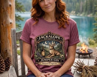 Camiseta de la Reserva de Aguas Brumosas, Camiseta de Vino de las Tierras Altas, Camiseta de Monstruo del Lago, Camiseta de Cabaña Rústica, Regalo para Amantes del Vino, Camiseta de Lago Críptico