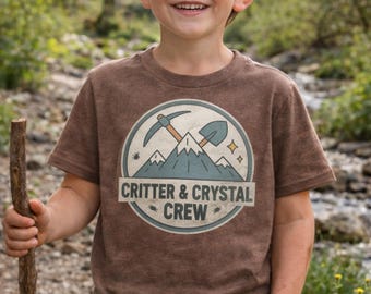 Camiseta infantil Critter & Crystal Crew • Camiseta Rockhound para niños • Camiseta Crystal Lover • Camiseta Nature Adventure • Camiseta gráfica para niños al aire libre