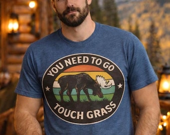 Camiseta divertida con toques de hierba, camiseta de camping con alces, camiseta con humor al aire libre, camiseta de senderismo, regalo para amantes de la naturaleza, camiseta de cabaña de montaña, camiseta divertida de camping