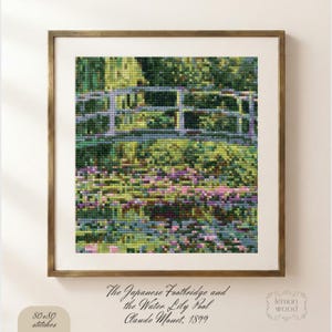 Może przedstawiać: Szydełkowa grafika "Japoński most i staw z nenufarami" Claude'a Moneta. Oprawiona grafika przedstawia most nad stawem z kwiatami i liśćmi. Widoczny jest tekst "Claude Monet, 1899".