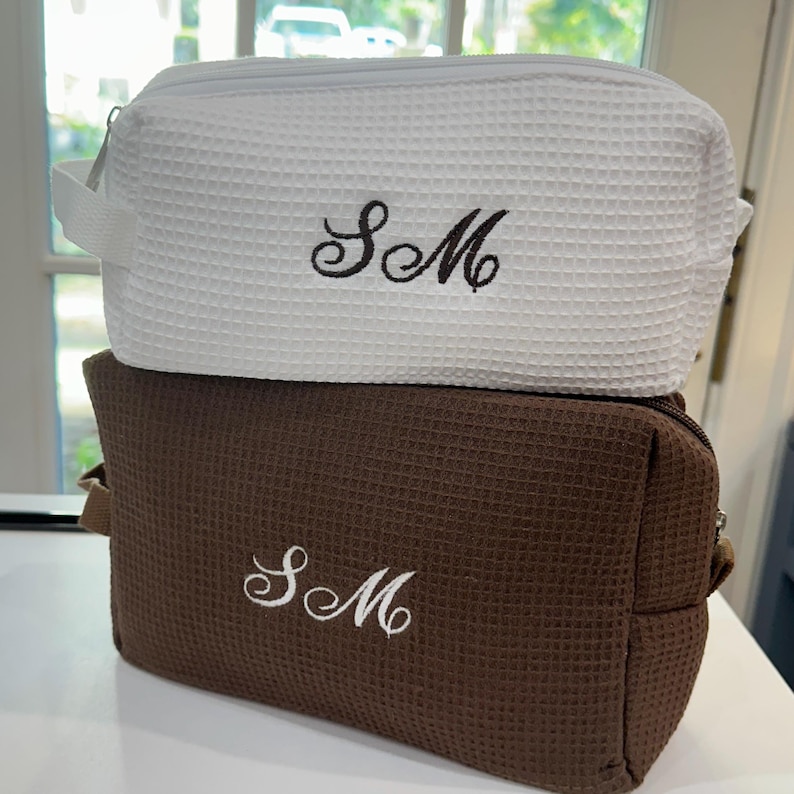 happythoughtsgifts Monogram Toiletry Bag - Thumbnail 3