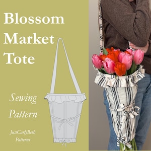 Puede incluir: Un patrón de costura Blossom Market Tote se muestra sobre un fondo verde claro. El bolso es un bolso alto, tipo cubo, con una correa larga. El bolso es blanco con rayas negras y está lleno de tulipanes rosas y naranjas.