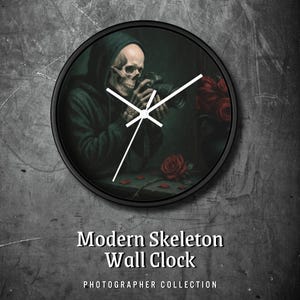Orologio da parete moderno della serie "Scheletro del fotografo" / Teschio gotico in rose floreali scure, arte fotografica