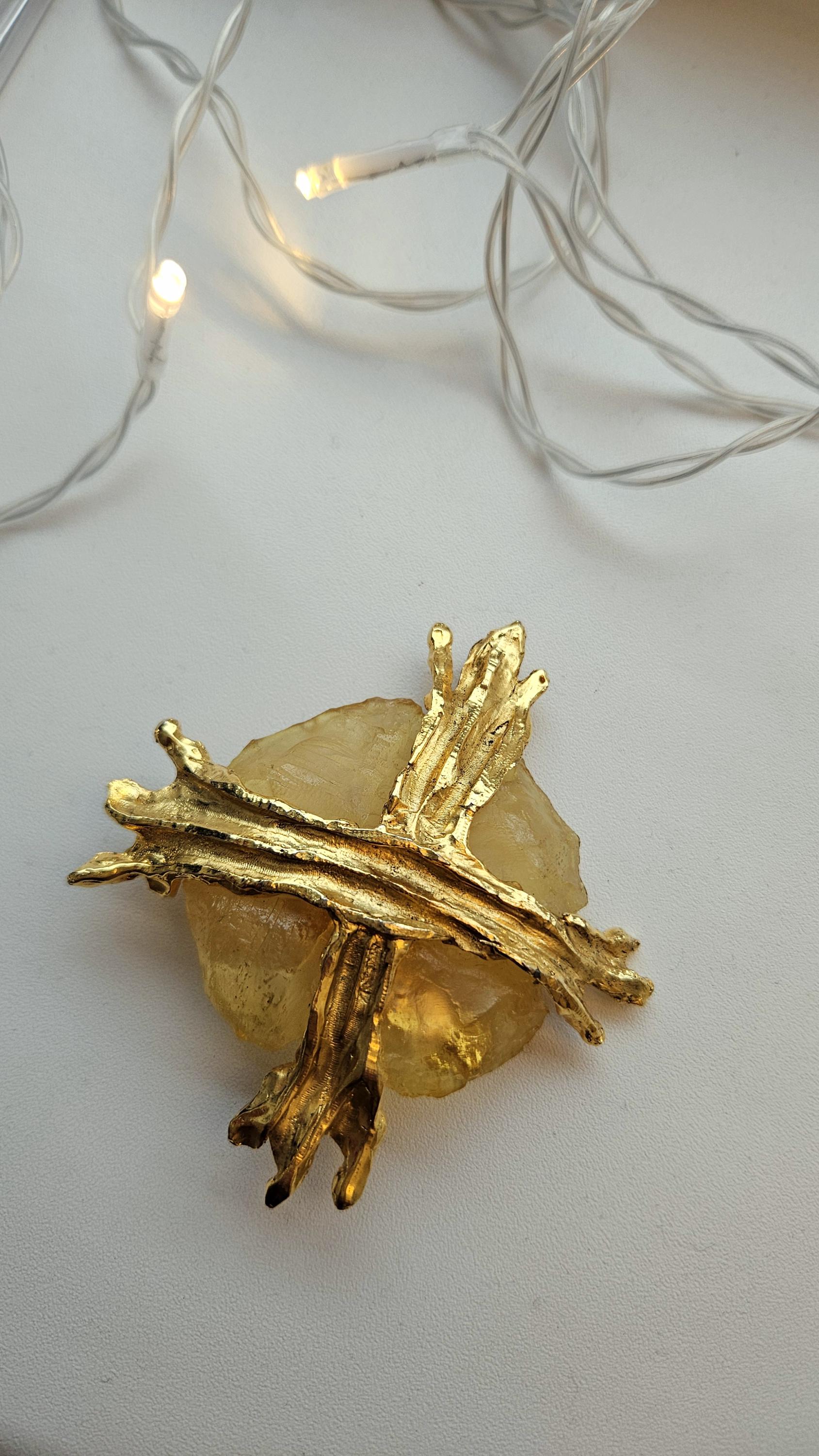 Collier Pendentif Vintage Signé Linda Hattab - Doré, état Excellent, Style Chic