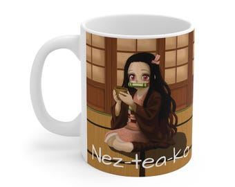 Op de afbeelding: Witte keramische mok met een kleurrijke illustratie van een personage uit de anime-serie Demon Slayer. Het personage houdt een kopje thee vast. De mok heeft de tekst "Nez-tea-ko" erop.