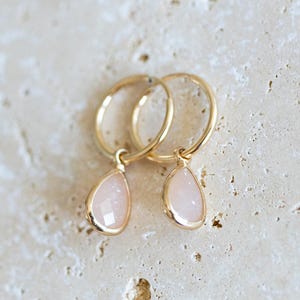 Brincos elegantes banhados a ouro com pingentes rosa | Brincos de argola com berloques | Joias minimalistas | Presente para ela | "Sabedoria"