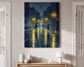 Op de afbeelding: Een olieverfschilderij van een regenachtige stadsstraat 's nachts. Silhouetten met paraplu's lopen over een natte weg die de warme gloed van straatlantaarns weerspiegelt. Gebouwen in blauw- en grijstinten staan langs de straat.