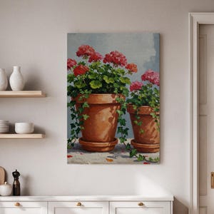 Può includere: Una stampa su tela di due vasi di terracotta pieni di gerani rossi e rosa vibranti. Le viti verdi scendono a cascata sui lati dei vasi. Il dipinto ha uno stile morbido e impressionistico, con uno sfondo azzurro.