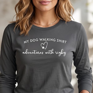 Personalisiertes Langarmshirt für Hundespaziergänge | Shirt mit individuellem Haustiernamen | Geschenk für Hundeliebhaber zu jedem Anlass | Welpentrainer-Uniform | Wanderbekleidung Bild 1