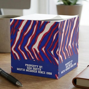 Personlig Buffalo Memo-kub | Röd Vit Blå Zebratryck | Anpassade namnlappar | Maffiafan Kontorspresent | Skrivbordsdekoration | 700 ark