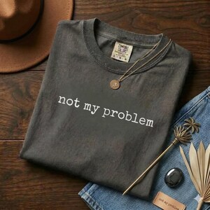 Inte mitt problem-tröja | Rolig arbetshumor-tröja | Sarkastisk kontorsgåva | Plaggfärgad mjuk bomull | Introverta kläder
