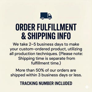 K&ouml;nnte beinhalten: Eine quadratische Grafik mit cremefarbenem Hintergrund und dunkelblauem Text. Oben befindet sich ein LKW-Symbol, gefolgt von dem Text ORDER FULFILLMENT & SHIPPING INFO. Darunter erl&auml;utert Text Produktions- und Versandzeiten, endend mit TRACKING NUMBER INCLUDED.