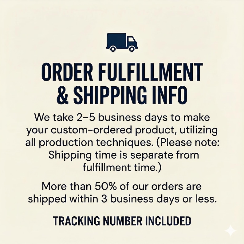 K&ouml;nnte beinhalten: Eine quadratische Grafik mit cremefarbenem Hintergrund und dunkelblauem Text. Oben befindet sich ein LKW-Symbol, gefolgt von dem Text ORDER FULFILLMENT & SHIPPING INFO. Darunter erl&auml;utert Text Produktions- und Versandzeiten, endend mit TRACKING NUMBER INCLUDED.