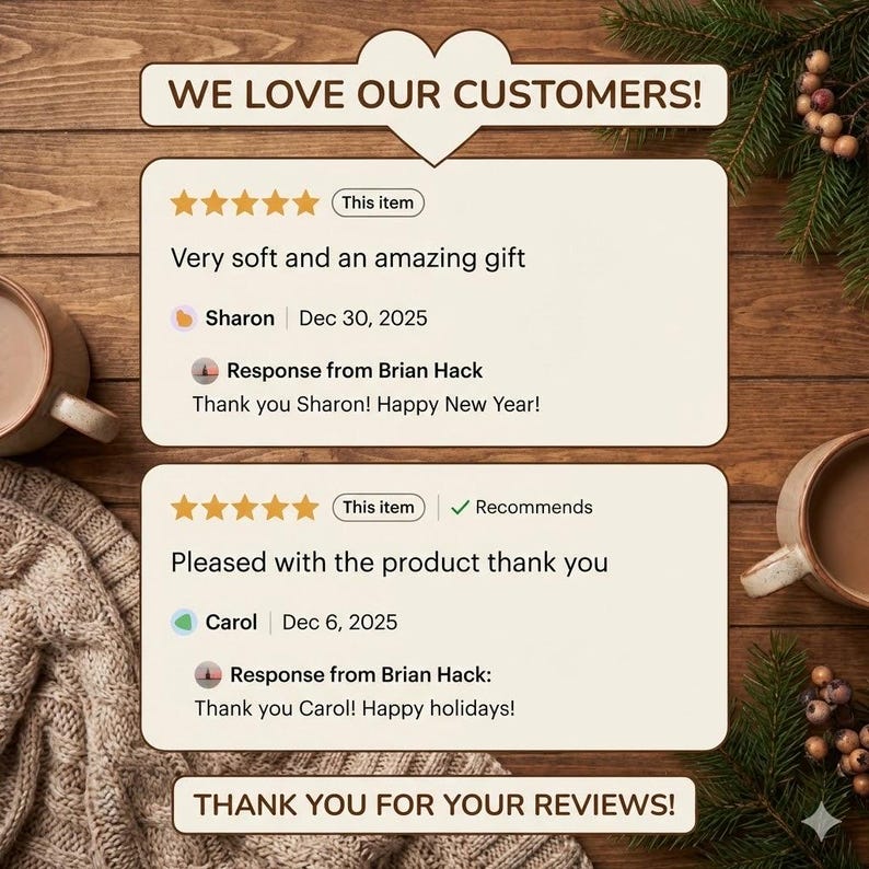 K&ouml;nnte beinhalten: Eine grafische Darstellung mit zwei F&uuml;nf-Sterne-Kundenbewertungen auf cremefarbenem Hintergrund. Die obere Bewertung lautet "Very soft and an amazing gift" von Sharon. Die untere lautet "Pleased with the product thank you" von Carol. Beide enthalten Antworten.