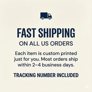 Puede incluir: Gr&aacute;fico azul marino con las palabras "FAST SHIPPING ON ALL US ORDERS". Tambi&eacute;n indica que cada art&iacute;culo se imprime a medida y que la mayor&iacute;a de los pedidos se env&iacute;an en un plazo de 2 a 4 d&iacute;as laborables. Tambi&eacute;n est&aacute; presente el texto "TRACKING NUMBER INCLUDED".