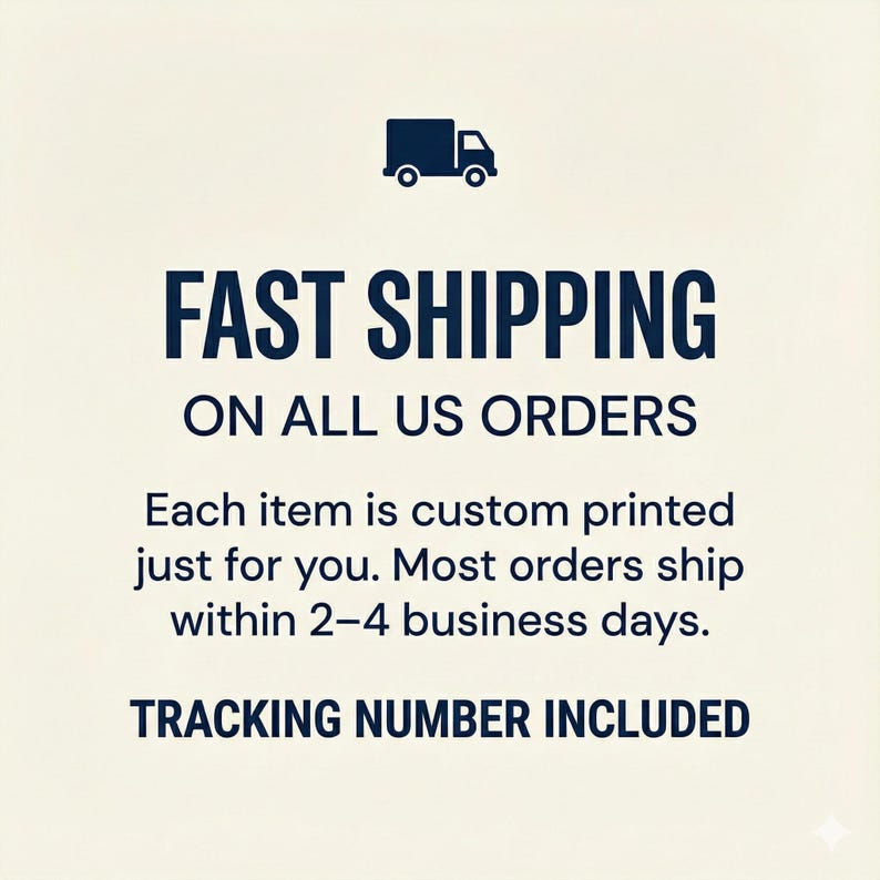 Puede incluir: Gr&aacute;fico azul marino con las palabras "FAST SHIPPING ON ALL US ORDERS". Tambi&eacute;n indica que cada art&iacute;culo se imprime a medida y que la mayor&iacute;a de los pedidos se env&iacute;an en un plazo de 2 a 4 d&iacute;as laborables. Tambi&eacute;n est&aacute; presente el texto "TRACKING NUMBER INCLUDED".
