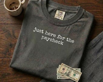 Camiseta "Just Here For The Paycheck" / Camiseta con humor sarcástico en el trabajo / Regalo divertido para la oficina / Camiseta con colores cómodos / Regalo para compañeros de trabajo / Gráfico corporativo