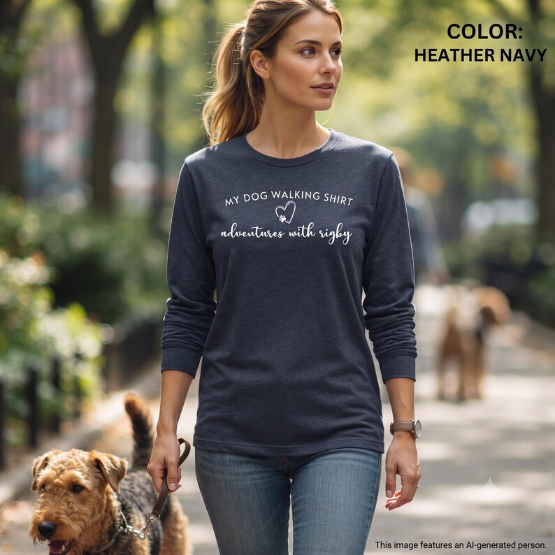 K&ouml;nnte beinhalten: Ein lang&auml;rmeliges Shirt in Heather Navy mit wei&szlig;em Aufdruck MY DOG WALKING SHIRT, einem Herz- und Pfotenabdruck-Symbol sowie dem Text adventures with Rigby. Das Shirt hat einen Rundhalsausschnitt und besteht aus einem weichen, strukturierten Stoff.