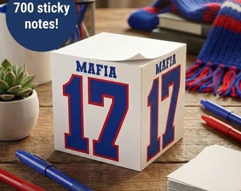 Cubo de notas con el número 17 de Buffalo / Decoración de oficina de la mafia / Accesorio de escritorio de fútbol americano / Notas adhesivas de mariscal de campo / Regalo para fanáticos / 700 hojas / Rojo y azul