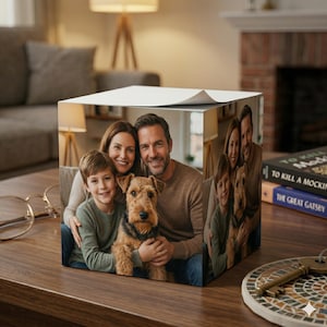 Puede incluir: Un letrero de madera rústico con el texto "Welcome to our home" en letras blancas. El letrero presenta un acabado envejecido y un diseño sencillo y acogedor, perfecto para un porche o entrada.