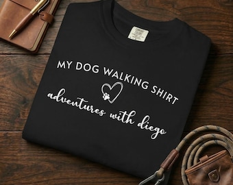 Benutzerdefinierte Hunde T-Shirt | Personalisierte Haustier Name T-Shirt | Retro Comfort Colors 1717 Herz Pfoten Top | Hunde Mama Abenteuer Geschenk | Gepflegte Baumwolle