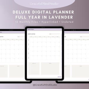 Może przedstawiać: Trzy tablety cyfrowe wyświetlające cyfrowy planer w motywie lawendy. Tekst na ekranie pokazuje układ kalendarza. U góry obrazu widnieje napis "DELUXE DIGITAL PLANNER FULL YEAR IN LAVENDER". Planer zawiera 12 plików miesięcznych i jest hiperłączony i niedatowany.
