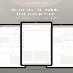 Pode incluir: Um planejador digital exibido em três tablets. A tela mostra um calendário e uma lista de tarefas. O planejador é descrito como "DELUXE DIGITAL PLANNER FULL YEAR IN BEIGE" com 12 arquivos mensais, hiperlinks e sem data. A marca é "GracefulMindStudio".