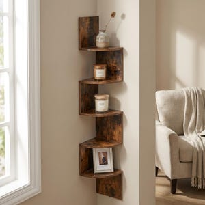 Peut inclure: Étagère d'angle en bois brun foncé avec un design en zigzag. Les étagères présentent un petit vase avec des fleurs séchées, deux bougies en pots de verre et une photographie encadrée. Idéal pour les coins.