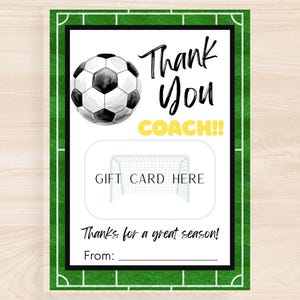 Op de afbeelding: Een voetbal-thema cadeaubonhouder met een groen veldontwerp en een zwarte rand. De kaart heeft een voetbalillustratie, de woorden "Thank You COACH!!" en ruimte voor een cadeaubon. Er staat ook "Thanks for a great season!"