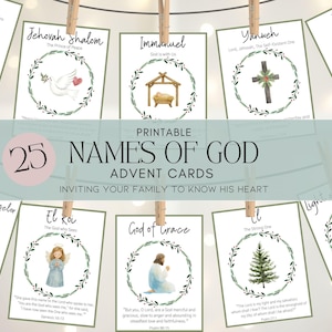 Puede incluir: Un conjunto de 25 tarjetas de Adviento imprimibles con diferentes nombres de Dios, cada una adornada con ilustraciones y rodeada por una corona verde. Las tarjetas están suspendidas de una cuerda con pinzas de madera, con el texto "Nombres de Dios".