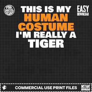 Op de afbeelding: Zwarte achtergrond met witte en oranje tekst. De tekst luidt: "THIS IS MY HUMAN COSTUME I'M REALLY A TIGER." Het ontwerp bevat een PNG Digital Design-logo en de woorden "EASY DOWNLOAD" en "COMMERCIAL USE PRINT FILES INSTANT DOWNLOAD."