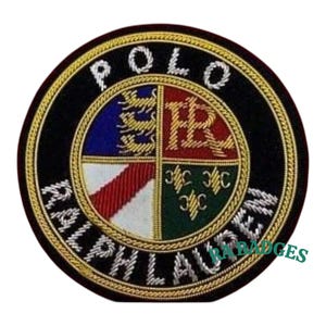 Könnte beinhalten: Gestickter Aufnäher mit dem Text "POLO RALPH LAUREN" in weißem und goldenem Faden. Der Aufnäher hat ein kreisförmiges Design mit schwarzem Hintergrund und goldenem Rand. Die Mitte hat ein mehrfarbiges Wappen.