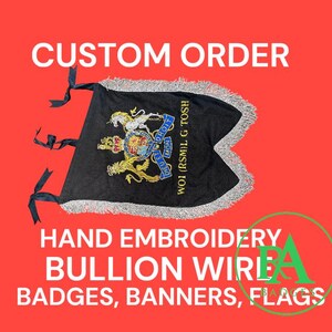Pode incluir: Uma faixa preta com bordados dourados, franjas prateadas e o texto "CUSTOM ORDER". A faixa apresenta um emblema detalhado com uma coroa, um leão e texto. O texto adicional inclui "HAND EMBROIDERY", "BULLION WIRE" e "BADGES, BANNERS, FLAGS."