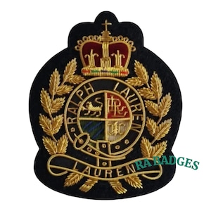 以下が含まれることがあります： 金と赤のアクセントが付いた黒色の刺繍パッチ。パッチには王冠、月桂樹の葉、そして「RALPH LAUREN」の文字が円形にデザインされています。パッチは詳細なデザインで、ロゴまたはエンブレムである可能性があります。