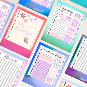 Pode incluir: Uma coleção de planejadores com espiral com páginas rosa, roxas e brancas. Os planejadores apresentam desenhos florais e de borboletas, com texto que diz "My Planner", "Daily Planner" e "Month at a Glance". As páginas são pautadas e incluem seções para anotações e agendamento.