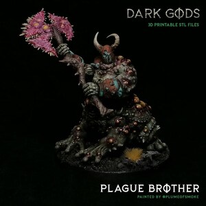 Op de afbeelding: Gedetailleerde miniatuurfiguur van een grotesk wezen, de Plague Brother, met een wapen met een roze, stekelige kop. De figuur is geschilderd in tinten bruin, groen en blauw. Tekst bovenaan luidt "DARK GODS 3D PRINTABLE STL FILES".