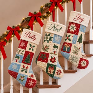 Personalisierter Patchwork-Weihnachtsstrumpf, Samtstrumpf mit individuellem Namen, Weihnachtsstrumpf mit Schneeflocken- und Stechpalmenmotiv, Vintage-Weihnachtsdeko