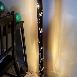 Handgjord bambulampa – Genombruten lampa med LED och fjärrkontroll – Mjuk väggbelysning