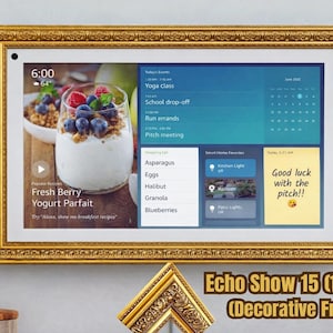 Puede incluir: Un marco decorativo dorado rodea una pantalla inteligente Echo Show 15. La pantalla muestra una receta de parfait de yogur, un calendario y una lista de compras. El texto en la pantalla incluye "Good luck with the pitch!!" y "Echo Show 15 (1st Gen) (Decorative Frame)."