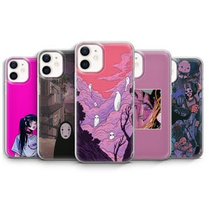 Könnte beinhalten: Eine Sammlung von fünf Handyhüllen mit einzigartigen Designs. Die Hüllen zeigen Illustrationen eines Anime-Mädchens, einer Straßenszene, einer Figur aus Spirited Away, einer rosa Wolkenlandschaft mit Geistern und ein farbenfrohes abstraktes Design.